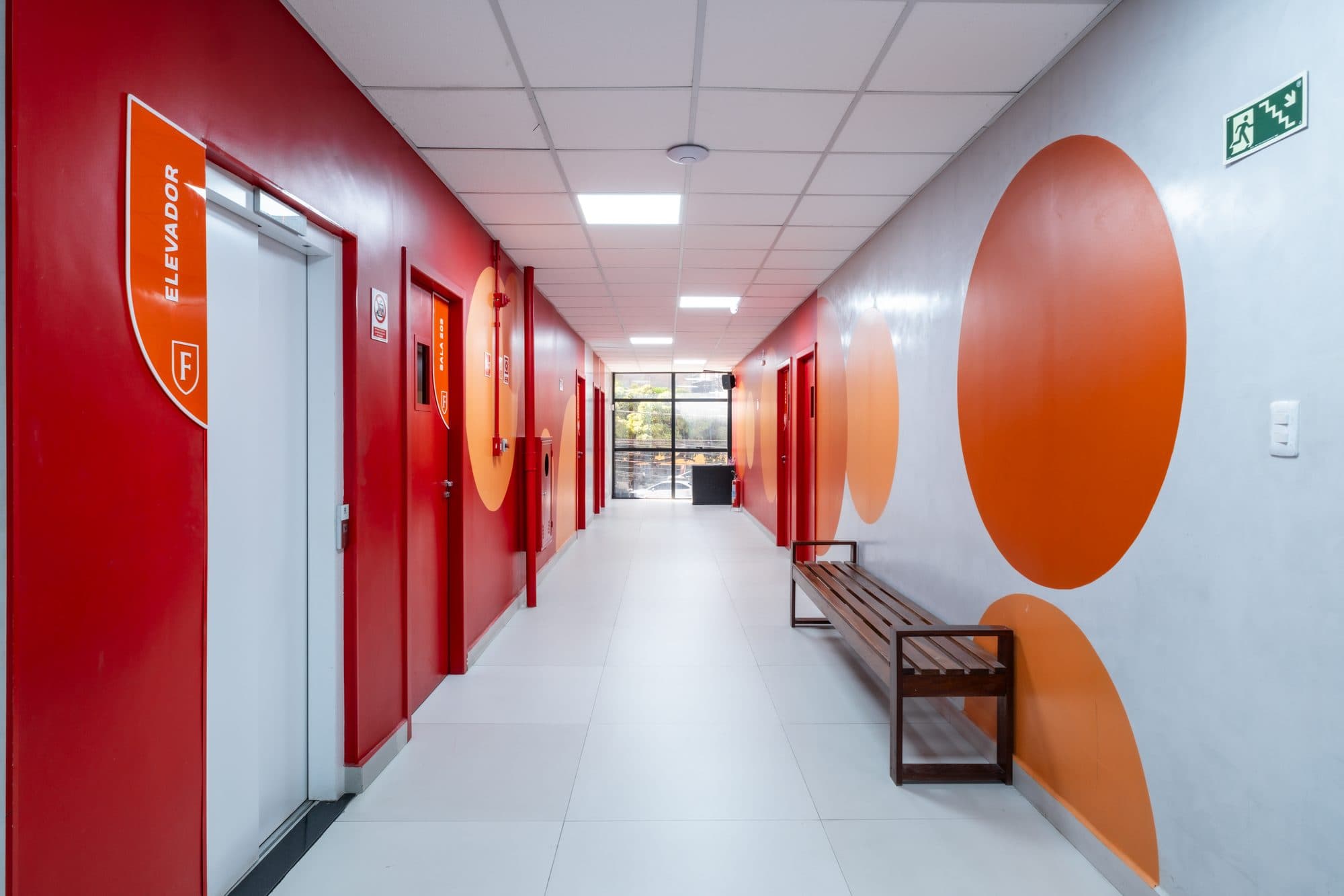 Corredores — As cores e formas da nossa identidade acompanham todo o percurso.