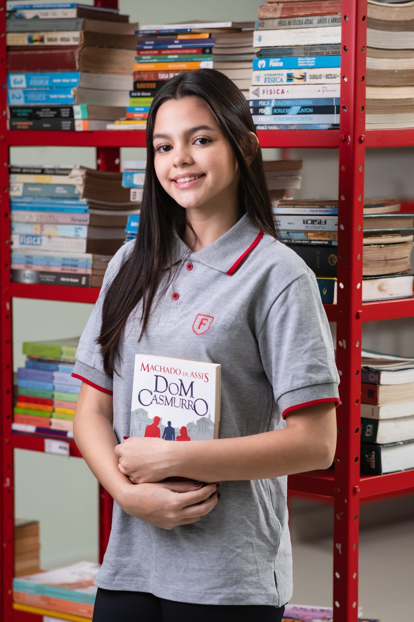 Aluna do Finama com um clássico da literatura na biblioteca