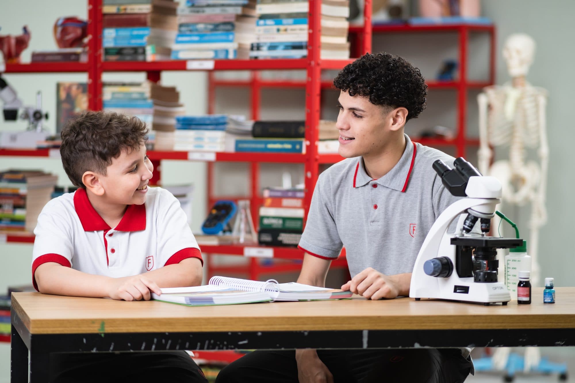Estudantes do Finama no laboratório com microscópio
